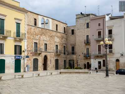 Concludiamo il nostro viaggio dirigendoci verso il quattrocentesco Palazzo della Mura. La facciata presenta quattro ingressi sormontati da altrettante finestre con balconi mentre al centro della fascia superiore due archetti sono divisi da una colonnina